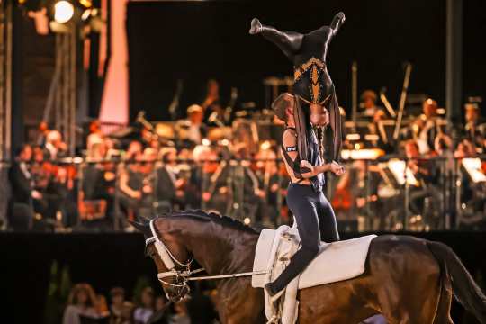 The photo shows the Pas de Deux World Champions Justin van Gerven and Chiara Congia at "Horse & Symphony". The picture can be used free of charge and downloaded here in high resolution (Photo: CHIO Aachen/Andreas Steindl).