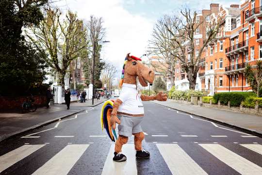 Der wohl legendärste Zebrastreifen der Welt befindet sich in der Londoner Abbey Road. Seit der Veröffentlichung des gleichnamigen Albums der Beatles ist er zur Touristenattraktion geworden. Täglich pilgern Fans aus der ganzen Welt dorthin, um das berühmte Cover nachzustellen – klar, dass auch Karli den historischen Schauplatz entlangmarschiert ist.