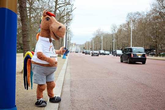 Beginning at Trafalgar Square, the grandiose boulevard The Mall leads right up to Buckingham Palace. Whether Karli really did march along the whole promenade up to the official residence of the British monarch or waved one of the traditional Black Cabs over, remains to be his secret.