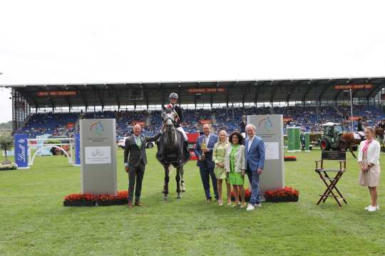 The photo shows the winner Teike Carstensen together with Marion,Gerhard and daughter Marie Claire Müter, Jochen Kienbaum, Chairman of the Board of Directors of the Stiftung Deutscher Pferdesport and ALRV Supervisory Board member Jürgen Petershagen. Photo: CHIO Aachen/Michael Strauch