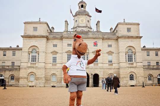 Hier geht’s lang: Das von einem Uhrenturm gekrönte Horse Guards-Gebäude ist der offizielle Eingang zum St. James’s Palace. Zudem ist hier das Household Cavalry Museum beheimatet, das die Geschichte der Garde des Königshauses anhand persönlicher Zeugnisse, interaktiver Elemente und seltener Artefakte erzählt.