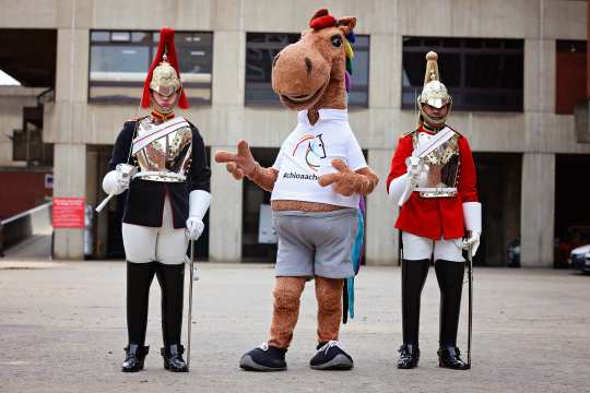 Gentlemen, it is an honour: Karli in between two soldiers of the traditional Household Cavalry. There is going to be a reunion with the guards of the Royal Family, which is made up of the two highest-ranking regiments of the British Army, the Life Guards and the Blues & Royals, at the CHIO Aachen, where they will celebrate their world-famous Musical Ride.