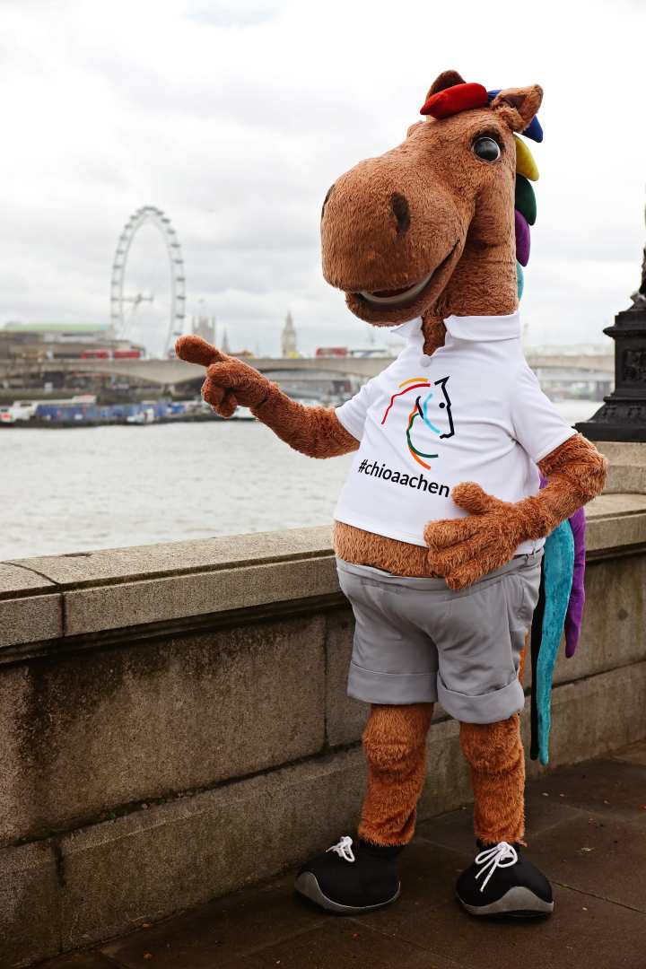 Ok, die Kabinen des London Eye waren für Karli dann doch etwas zu eng. Aber schon allein der Anblick der 135 Meter hohen Attraktion ist spektakulär. Kein Wunder, immerhin ist es das größte Riesenrad Europas.