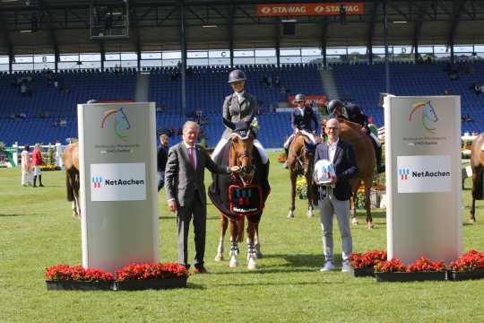 The photo shows the winner, Sienna Miller, together with Andreas Schneider (General Manager of NetAachen GmbH) and Frank Kemperman (Vice-President ALRV). Photo: CHIO Aachen/Michael Strauch