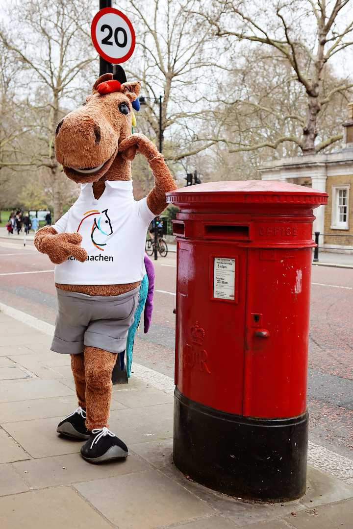 Ähnlich wie die Telefonzelle hat auch die traditionelle Postbox einen roten Anstrich. Jeder dieser Briefkästen trägt übrigens die Abkürzung der Königin oder des Königs, die oder der gerade regierte, als die betreffende Box aufgestellt wurde – auf Karlis Schnappschuss findet sich das eingravierte Kürzel für Queen Elizabeth II.