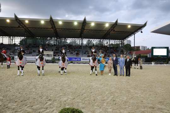 The photo shows the winning quadrille from the Bergisch Land District Association and Marco Herwartz, President of the Aachen Chamber of Crafts, and the editors of the Bad Aachen city magazine, Caroline Fister-Hartmann & Christoph Hartmann as well as ALRV Supervisory Board member Peter Weinberg. Photo: CHIO Aachen/Michael Strauch.