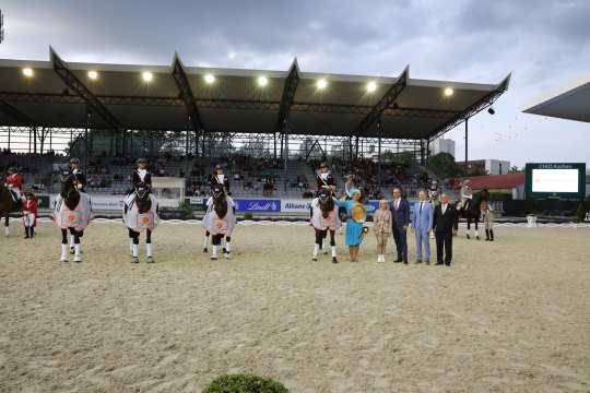 Das Foto zeigt die Sieger-Quadrille vom Kreisverband Bergisch Land und Marco Herwartz, Präsident der Handwerkskammer Aachen, und die Herausgeber des Stadtmagazins Bad Aachen, Caroline Fister-Hartmann & Christoph Hartmann sowie ALRV-Aufsichtsratsmitglied Peter Weinberg. Foto: CHIO Aachen/Michael Strauch.