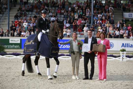 Das Foto zeigt Sieger Frederic Wandres sowie Michal Spiller (Geschäftsführer der Lindt & Sprüngli GmbH) und ALRV-Präsidentin Stefanie Peters. Foto: CHIO Aachen/Michael Strauch