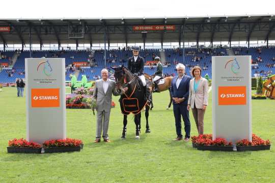 Dr. Christian Becker (left) and Wilfried Ullrich (Board STAWAG) as well as ALRV President Stefanie Peters congratulate the winner. Photo: CHIO Aachen/ Michael Strauch