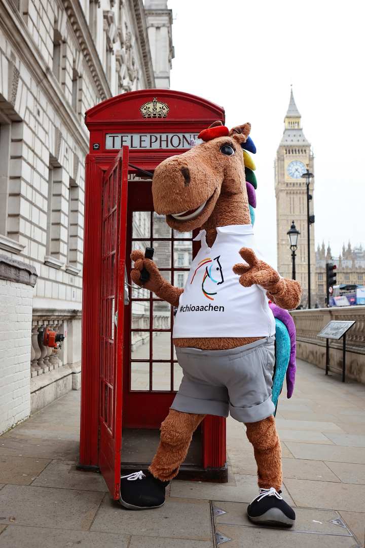 Two curiosities in one scene: While Karli tries to see whether the characteristically bright-red telephone box still works in today’s smartphone era, another famous landmark stretches up to the skies behind him: Big Ben. The name of the 96.3-metre high clock tower that was built in the year 1859 has actually been Elizabeth Tower since 2012. 