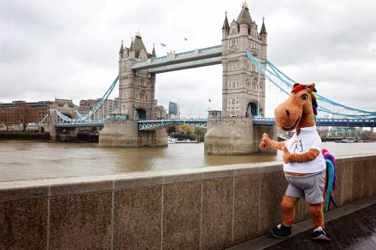From legendary landmarks, to historical buildings, through to the well-known telephone boxes: There is all sorts to discover in London. That is exactly what the CHIO Aachen mascot Karli thought too, so he decided to pay the traditional metropolis of this year’s partner country a visit.