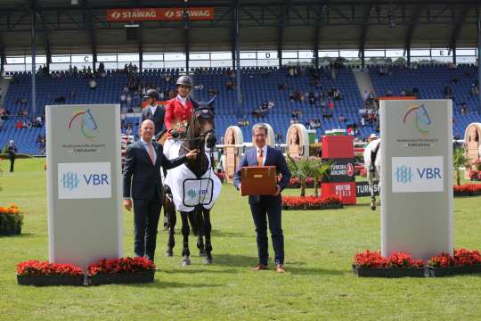 The photo shows the winner Laura Kraut together with Ralf Hündgen (Partner of the law firm VBR Wirtschaftsprüfer, Steuerberater und Rechtsanwälte mbB) and ALRV Supervisory Board member Jürgen Petershagen. Photo: CHIO Aachen/Michael Strauch