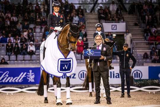 The photo shows the winner Charlotte Dujardin together with Horst Wollgarten, Managing Partner of WOTAX Steuerberatungs- und Wirtschaftsprüfungsgesellschaft mbH. (Photo: CHIO Aachen/Franziska Sack).