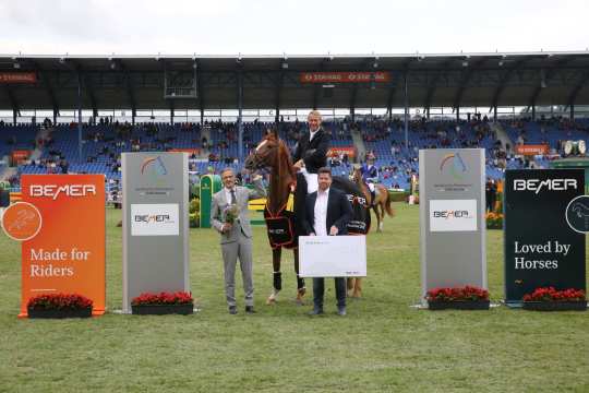 The photo shows the winner David Will together with Bernhard Bock (Head of Marketing at BEMER International AG) and Dr. Thomas Förl. 