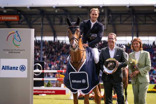 The photo shows winner Richard Vogel, Oliver Leber (Allianz, Head of Sales Cologne) and ALRV President Stefanie Peters. Photo: CHIO Aachen/Jil Haak