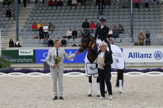 Das Foto zeigt die Siegerin Annabella Pidgley gemeinsam mit Anja Heeb-Lonkwitz (Geschäftsführerin der Liselott und Klaus Rheinberger Stiftung) und ALRV-Aufsichtsratsmitglied Dr. Thomas Förl. Foto: CHIO Aachen/Michael Strauch