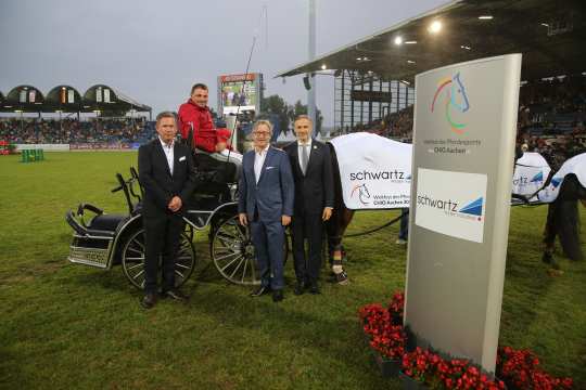 Das Foto zeigt den siegreichen Fahrer Michael Brauchle gemeinsam mit Benjamin Wilden (Vertriebsleiter – Sales Director und Mitglied der Geschäftsleitung der schwartz Gruppe), Jens Ulrich Meyer (Vorstand der Aachener Bank) und ALRV-Aufsichtsratsmitglied Jürgen Petershagen. Foto: CHIO Aachen/Michael Strauch

