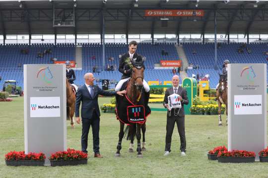 Das Foto zeigt den Sieger Thibault Philppaerts gemeinsam mit NetAachen-Geschäftsführer Andreas Schneider und ALRV-Aufsichtsratsmitglied Jürgen Petershagen. Foto: CHIO Aachen/Michael Strauch