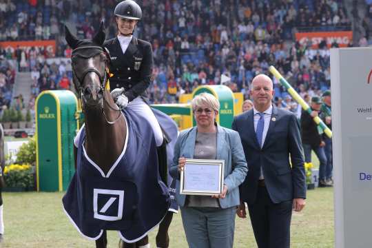 Winner 2023: Béatrice A. Buerchler-Keller (GER, owner of TSF Dalera BB) - presentation of the prize to the rider Jessica von Bredow-Werndl by Mrs. Anja Heeb-Lonkwitz (Managing Director of the Liselott Schindling Foundation for the Promotion of Dressage Riding) accompanied by Mr. Jürgen Petershagen (Member of the Supervisory Board ALRV)