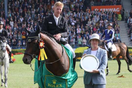 Gewinner 2023: Marcus Ehning und Stargold - Überreichung des Preises durch Frau Sibylle Keupen (Oberbürgermeisterin der Stadt Aachen)