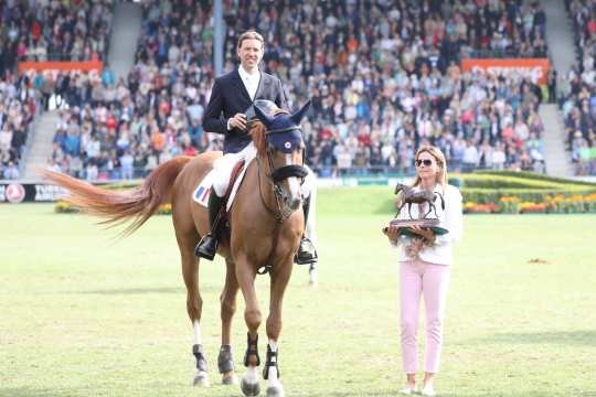 Gewinner 2023: Eric Hochstader (Besitzer von Dexter Fontenis Z) - Überreichung des Preises an den Reiter Simon Delestre (FRA) durch Frau Jytte Winkler