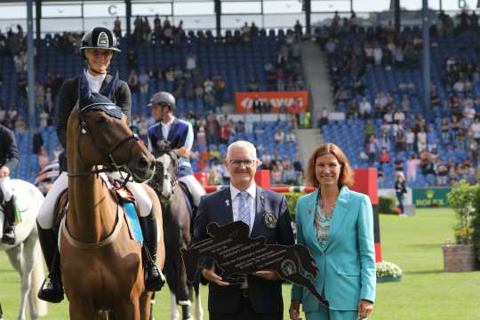 Gewinner 2023: Jana Wargers (GER) und Chacco's Lady 2, Überreichung des Preises durch Herrn Stefan Bloeß (Präsident "Der Pferdeschwanz") in Begleitung von Frau Stefanie Peters (Präsidentin ALRV)