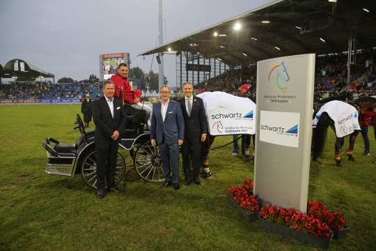 Winner 2023: Michael Brauchle (GER) - presentation of the prize by Mr. Jens Ulrich Meyer (Member of the Management Board of Aachener Bank eG) accompanied by Mr. Benjamin Wilden (schwartz Group) and Dr. Thomas Förl (Member of the Supervisory Board of ALRV)