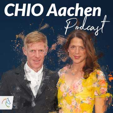 Das Bild zeigt einen Mann und seine Frau in einem gelben Kleid.