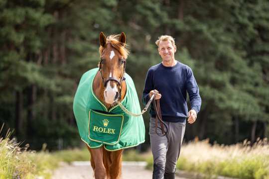 Chakaria in ihrer Rolex Grand Prix Sieger Decke am Strick von Andre Thieme im Feld bei einem Stallbesuch