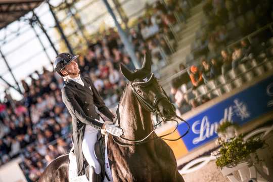 Simone Pearce und Fine Art von Bellin wie sie freudig und erleichtert das Dressurstadion am langen Zügel verlassen