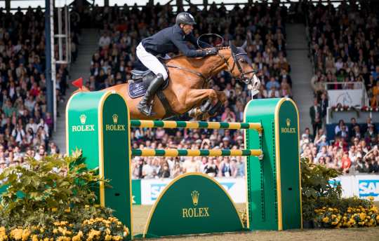 Andre Thieme und seine Fuchsstute Chakaria über dem Rolexsprung auf dem Weg zum Sieg im Rolex Grand Prix 2024 im CHIO Aachen Hauptstadion