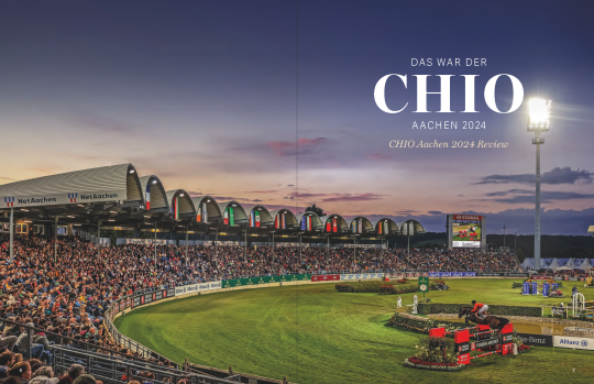 Ausschnitt aus dem CHIO Aachen Magazin Nr. 56, Doppelseitiges Bild der ausverkauften Kurve des Hauptstadions bei Sonnenuntergang, während ein Reiter und sein Rappe im Parcours das Turkish Airlines-Hindernis überwinden mit dem Schriftzug "Das war der CHIO Aachen 2024"