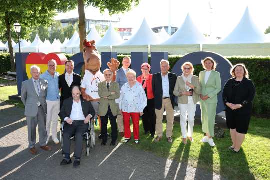 ALRV President Stefanie Peters in a light green trouser suit and CHIO Aachen mascot Karli stand together with the jubilarians in front of the lettering of the I Love CHIO selfie spot. Katrin-Elisabeth Uttermann, Brigitte Maria Wienand, Oliver Henn, Heiner Höfken, Prof. Dr. Rudolf Lütticken, Christian Mourad, Franz-Josef Schell, Prof. Dr. Helmut Thoma, F. Xaver Klinkenberg were honoured for 25 years of membership; Theo Thomas, Dr. Werner Becker, Bernd Geisler, Christian Lücker, Carl August Witt, Parkhotel Quellenhof Aachen for 40 years of membership; Ruth Crumbach-Trommler for 60 years of membership as well as Werner Leuchter for 70 years of membership.