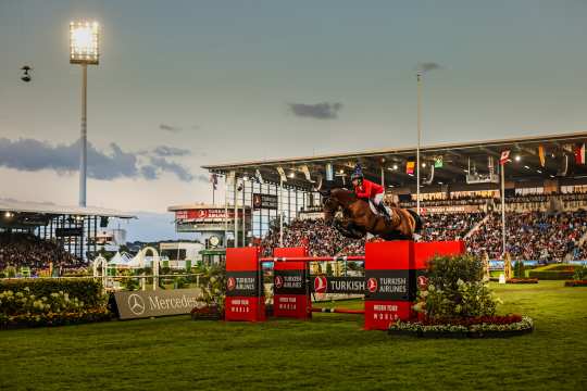 Abdel Saïd and his chestnut mare Figueras de Laume over the Turkish Airlines Oxer in the Main Stadium