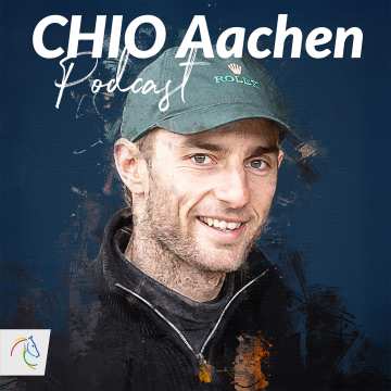 CHIO Aachen podcast cover of Richard Vogel in a painterly style with black and dark green brushstrokes on the contours of his smiling portrait. He is wearing a dark knitted jumper with a half-open zip of the stand-up collar as well as a green cap with the Rolex logo.