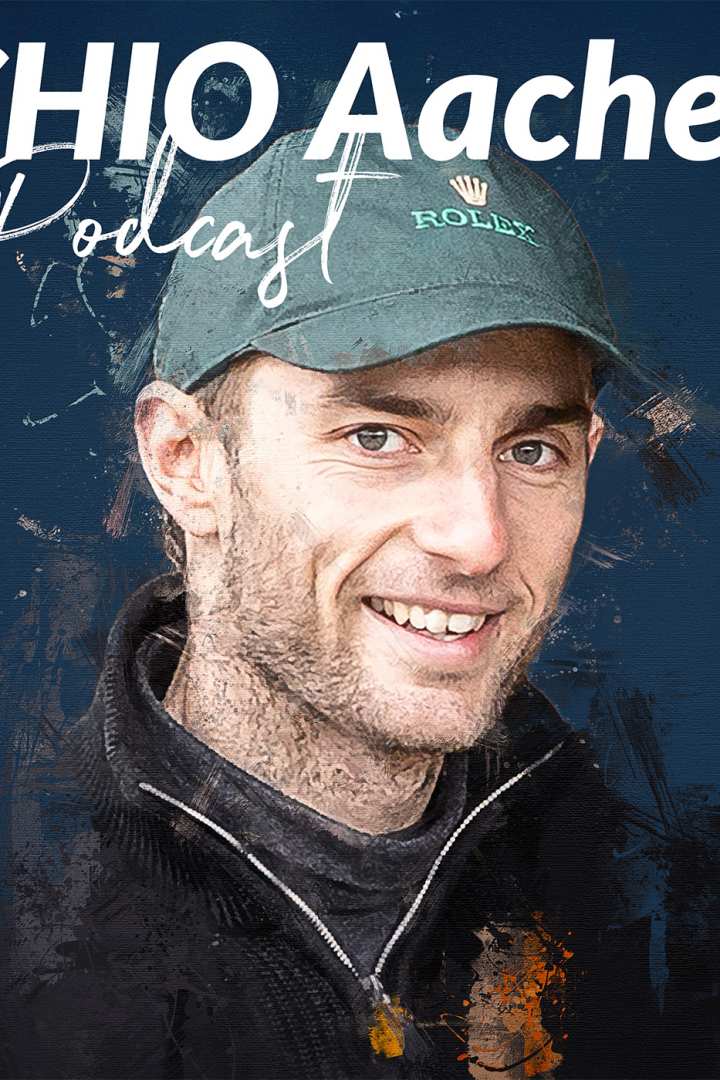 CHIO Aachen Podcast Cover mit Richard Vogel in einem malerischen Stil mit schwarzen und dunkelgrünen Pinselstrichen auf den Konturen seines lächelnden Portraits. Er trägt einen dunklen Strickpulli mit halboffenem Reißverschluss des Stehkragens sowie eine grüne Kappe mit Rolex Logo.