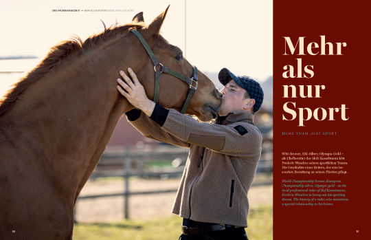 Ausschnitt aus dem CHIO Aachen Magazin Nr. 57; Artikel "Mehr als nur Sport" mit Coverfoto von Frederic Wandres rechts in einer braunen Teddyjacke und schwarzer Kappe wie er die Hände an den Hals seines Fuchswallachs Duke of Wandres gelegt hat und ihm einen Kuss auf die Nüstern gibt.