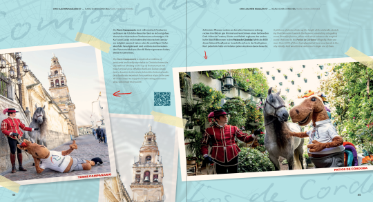 Ausschnitt aus dem CHIO Aachen Magazin Nr. 57; Artikel "Karli goes Córdoba": Links liegt Karli entspannt auf dem Kopfsteinpflaster vor dem berühmten Torre Campanario, dem historischen Glockenturm der Stadt. Neben ihm steht ein elegantes, graues Pferd, das von einer Person in einer auffälligen, roten historischen Uniform geführt wird. Im Hintergrund erhebt sich der imposante Turm vor einer sonnigen, städtischen Kulisse. Rechts befindet sich Karli in einem der typischen, üppig bepflanzten Innenhöfe von Córdoba, den sogenannten Patios de Córdoba. Karli steht fröhlich neben dem Pferd, das erneut von der uniformierten Person gehalten wird. Umgeben sind sie von zahlreichen Pflanzen, Blumentöpfen und grünen Ranken, die an den weißen Wänden emporwachsen.