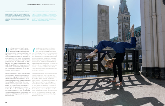 Ausschnitt aus dem CHIO Aachen Magazin Nr. 57; Artikel "Überfliegerin" mit Foto von Voltigiererin Kathrin Meyer, die in den Arkaden in Hamburg einen eleganten Handstand ausführt mit in verschiedene Richtungen angewinkelten Beinen. Sie trägt eine blaue Hose und helle Turnschuhe. Im Hintergrund sind das Hamburger Rathaus und weitere markante Gebäude der Hansestadt zu sehen. Die Szene spielt sich bei Sonnenschein ab, der lange Schatten auf den Boden wirft.