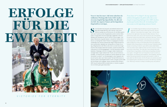 Ausschnitt aus dem CHIO Aachen Magazin Nr. 57; Artikel "Erfolge für die Ewigkeit" mit Coverfoto von André Thieme und seiner Fuchsstute Chakaria DSP in ihrer grünen Siegerdecke mit dem Rolex Logo auf der Brust bei ihrer Ehrenrunde im Hauptstadion nach ihrem Sieg im Rolex Grand Prix 2024. André Thieme hält seinen Helm und die Zügle in der rechten Hand während er den linken Zeigefinger triumphierend in die Höhe streckt und lächelnd in Richtung Zuschauer blickt.
