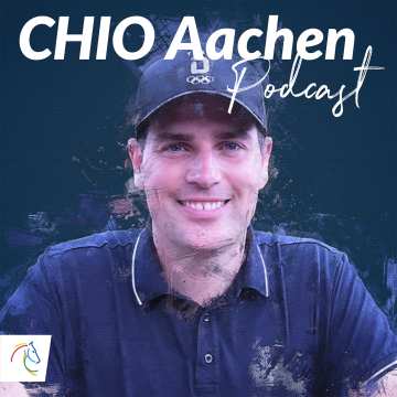 Cover des CHIO Aachen Podcast mit Frederic Wandres: Im Vordergrund sitzt eine Person in einem dunkelblauen Poloshirt und einer dunklen Kappe mit olympischen Ringen. Der Hintergrund ist künstlerisch in Blautönen gestaltet, wobei die Umrisse des Portraits mit breiten Pinselstrichen akzentuiert sind.