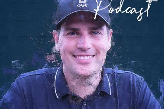 Cover des CHIO Aachen Podcast mit Frederic Wandres: Im Vordergrund sitzt eine Person in einem dunkelblauen Poloshirt und einer dunklen Kappe mit olympischen Ringen. Der Hintergrund ist künstlerisch in Blautönen gestaltet, wobei die Umrisse des Portraits mit breiten Pinselstrichen akzentuiert sind.