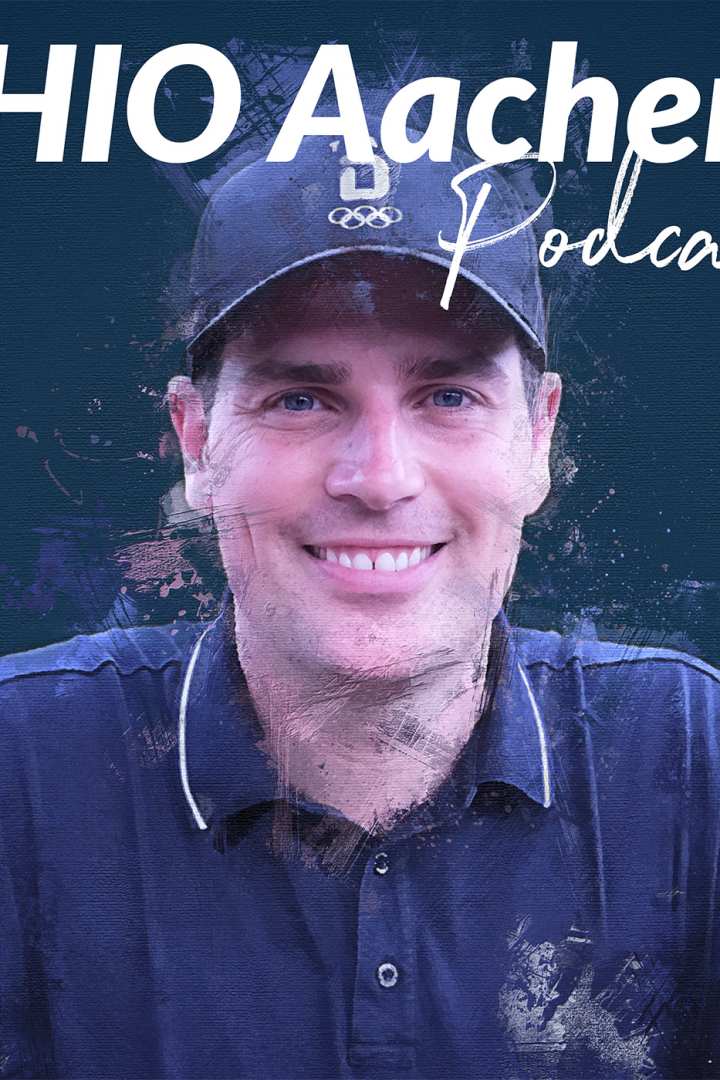 Cover des CHIO Aachen Podcast mit Frederic Wandres: Im Vordergrund sitzt eine Person in einem dunkelblauen Poloshirt und einer dunklen Kappe mit olympischen Ringen. Der Hintergrund ist künstlerisch in Blautönen gestaltet, wobei die Umrisse des Portraits mit breiten Pinselstrichen akzentuiert sind.