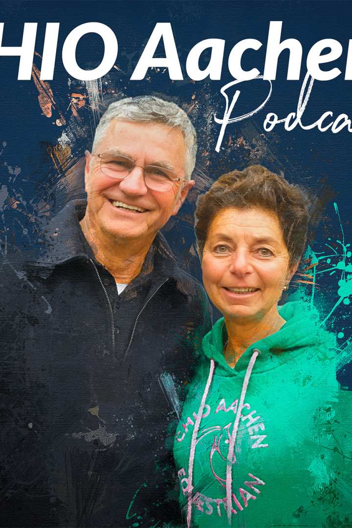 Titelbild des CHIO Aachen Podcast mit Otto Becker und Monica Theodorescu. Ein Mann und eine Frau sind vor künstlerisch gestaltetem, blauem Hintergrund zu sehen. Die linke Person trägt eine dunkle Jacke, die rechte einen türkisfarbenen Hoodie mit der Aufschrift „CHIO Aachen Equestrian“. Oben steht „CHIO Aachen Podcast“ in weißer Schrift, unten links das bunte CHIO Aachen Logo mit Pferdekopf.