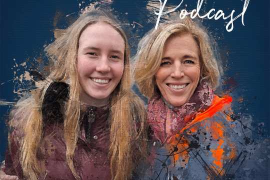 Titelbild des CHIO Aachen Podcast. Zwei Personen, Mutter und Tochter, mit langen, hellen Haaren stehen lächelnd nebeneinander vor einem künstlerisch gestalteten, dunkelblauen Hintergrund mit Farbakzenten. Oben steht in großer weißer Schrift „CHIO Aachen Podcast“, unten links das bunte CHIO Aachen Logo mit stilisiertem Pferdekopf.