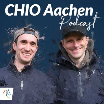 Podcast-Cover „CHIO Aachen Podcast“ mit zwei lächelnden Männern in dunklen Jacken und Caps vor blauem Hintergrund; unten links ist ein kleines CHIO-Aachen-Logo zu sehen.