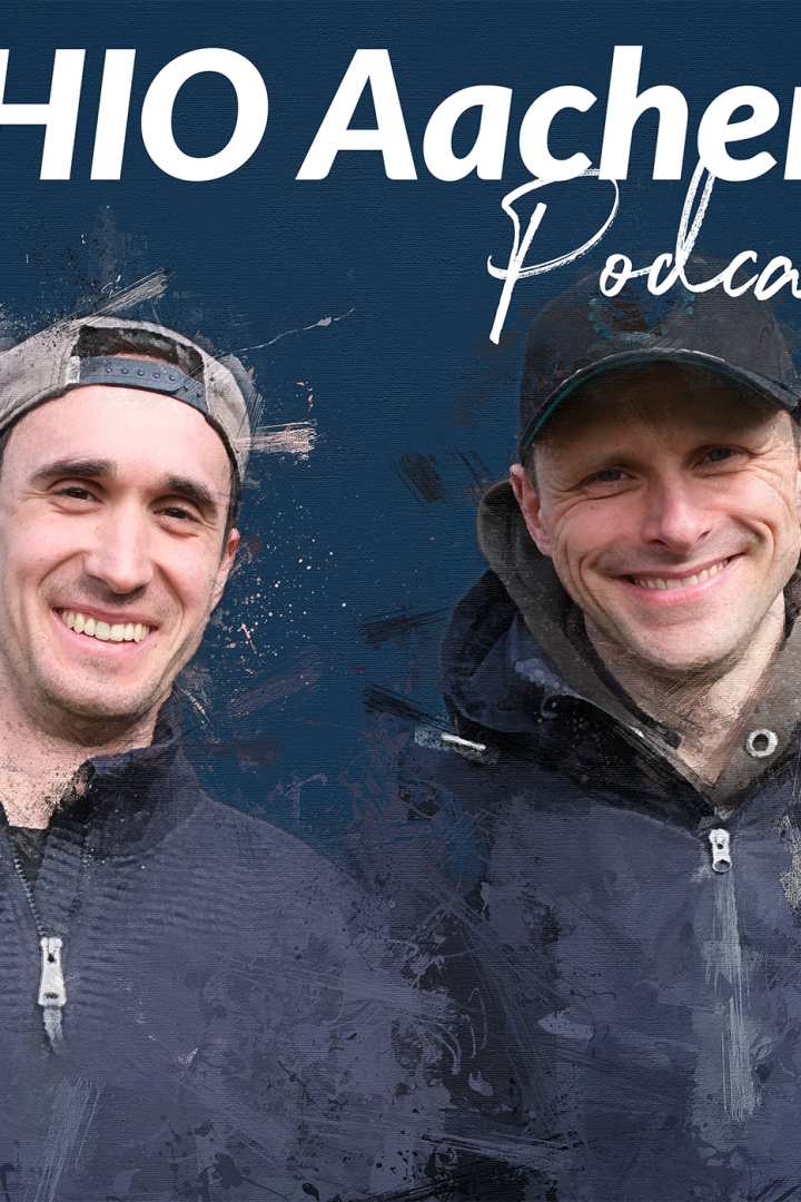 Podcast-Cover „CHIO Aachen Podcast“ mit zwei lächelnden Männern in dunklen Jacken und Caps vor blauem Hintergrund; unten links ist ein kleines CHIO-Aachen-Logo zu sehen.